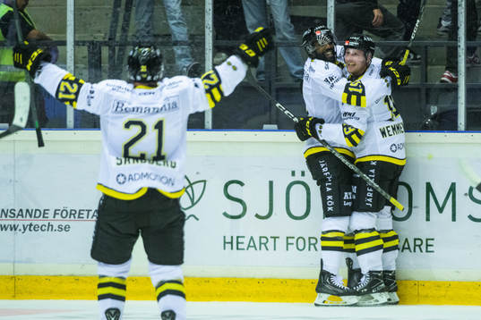AIKs Daniel Muzito-Bagenda jublar tillsamnmans med med Axel