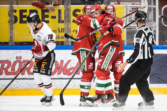 Vita Hästens Sebastian Falk deppar Moras Axel Sundberg