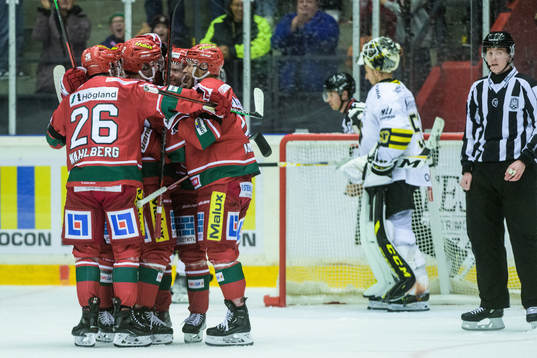 Modos Sebastian Ohlsson jublar med lagkamrater