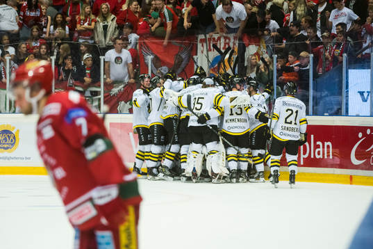 AIKs spelare jublar