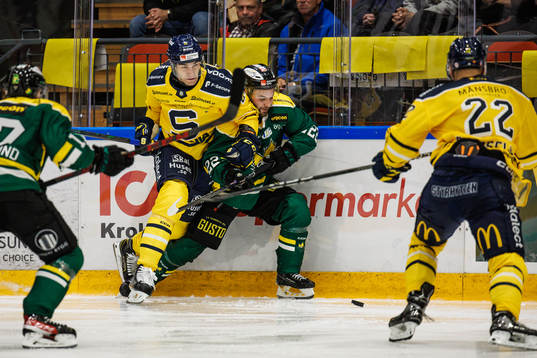 Södertäljes Viktor Liljegren  ikamp med Östersunds Carl