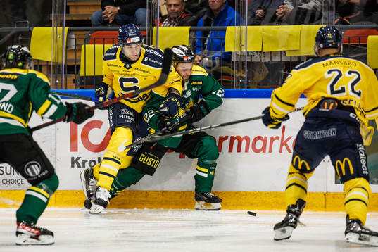 Södertäljes Viktor Liljegren  ikamp med Östersunds Carl
