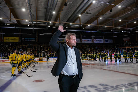 Östersunds tränare Kjell-Åke Andersson tackas