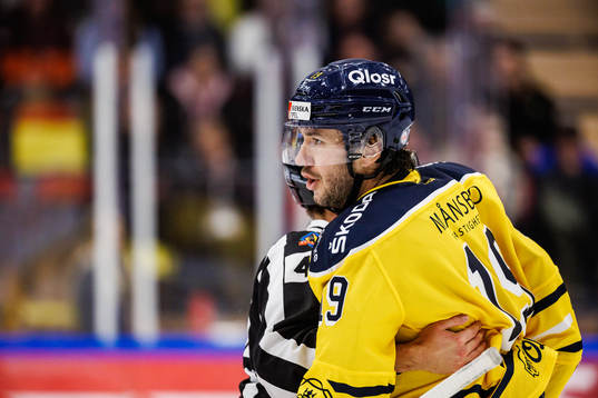Södertäljes Cole Cassels reagerar
