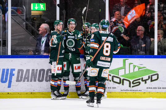 Kristianstads Jakob Bondesson jublar med lagkamrater