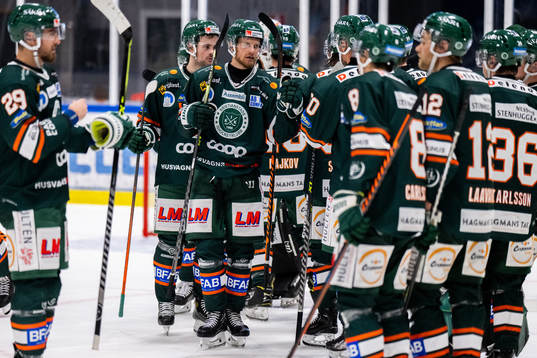 Kristianstads Viktor Grahn jublar med lagkamrater