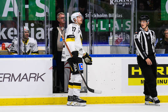 Västerås Jimmie Jansson reagerar på ett domslut