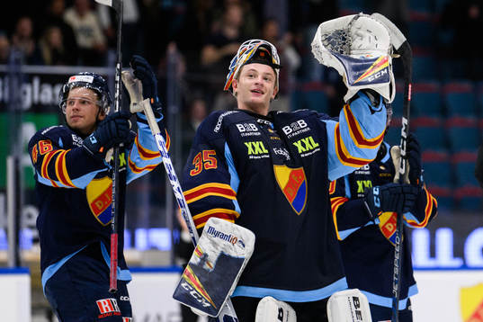 Djurgårdens målvakt Carl Lindbom jublar