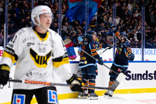Djurgårdens Wiktor Nilsson jublar med Linus Arnesson och