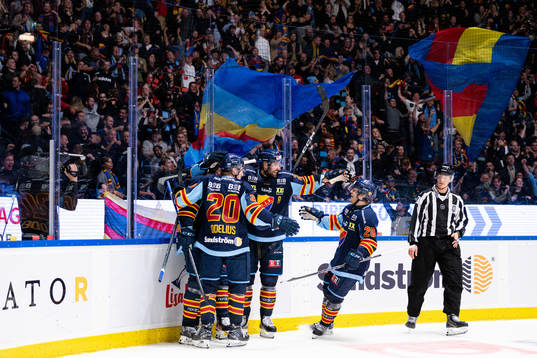 Djurgårdens Wiktor Nilsson jublar med Linus Arnesson,