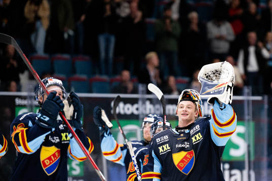 Djurgårdens målvakt Carl Lindbom jublar