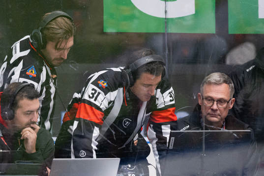 Domare Kristoffer Folkstrand och Mattias Enroth med en