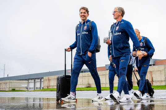 Sander Berge and Kent Bergersen, assistant coach of the
