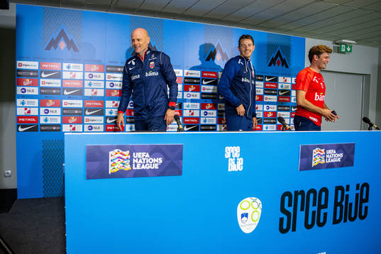 Head coach Ståle Solbakken, Sander Berge and press officer
