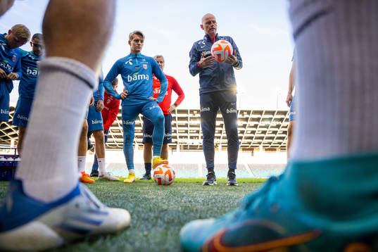 Martin Ødegaard and Ståle Solbakken, head coach of the
