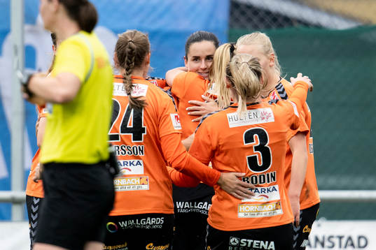 Kristianstads Evelyne Viens jublar med lagkamrater