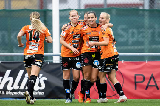 Kristianstads Evelyne Viens jublar med lagkamrater