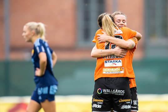 Kristianstads Emma Petrovic och Maja Bodin  jublar medan