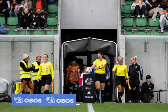 domare Lovisa Johansson, assisterande domare Caroline