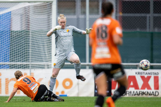 Kristianstads Tabitha Tindell och Djurgårdens målvakt