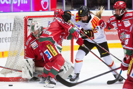 Brynäs Moa Wernblom oroar framför Modos målvakt Lauren