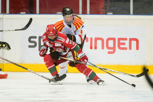 Modos Ebba Tärnfjord kämpar mot Brynäs Rosa Lindstedt