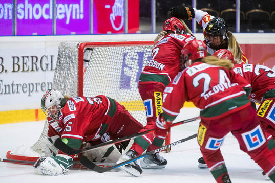 Kamp framför Modos målvakt Lauren Bench