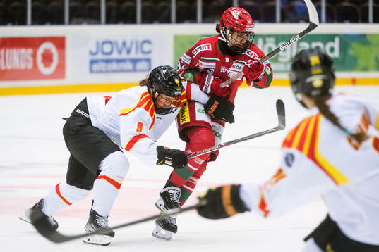 Brynäs Alena Mills kämpar mot Modos Mariam El-Mahmadi