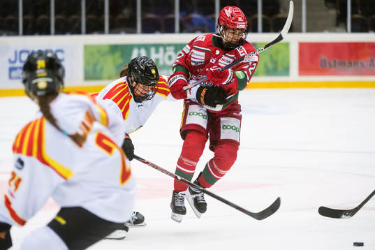 Brynäs Alena Mills kämpar mot Modos Mariam El-Mahmadi
