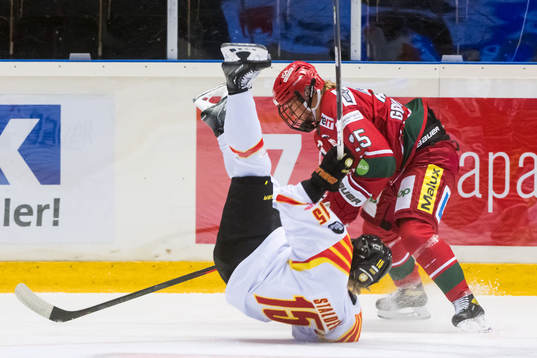 Modos Maja Grundström tacklar Brynäs Lara Stalder