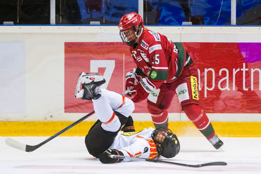 Modos Maja Grundström tacklar Brynäs Lara Stalder