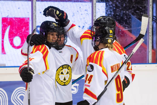 Brynäs Maja Nylen-Persson gör 0-3 målet  och grattas av