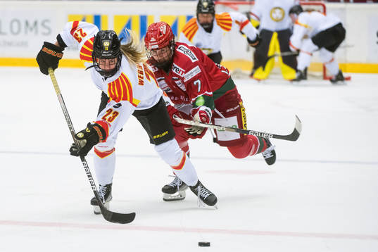 Brynäs Moa Wernblom kämpar om pucken mot Modos Lina