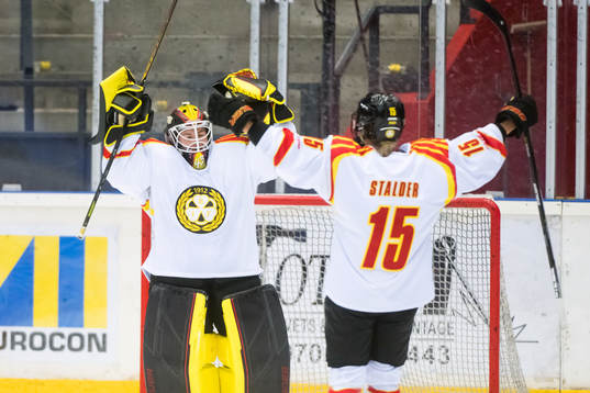 Brynäs målvakt Klara Peslarova och Lara Stalder jublar