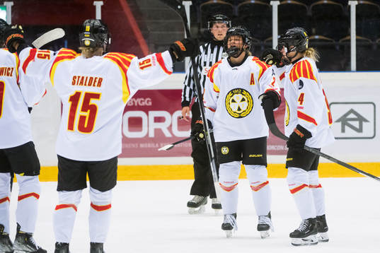 Brynäs Maja Nylen-Persson gör 0-4 målet jublar med Rosa
