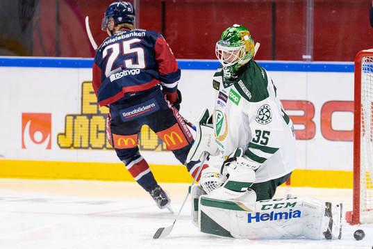 Färjestads målvakt Dennis Hildeby deppar