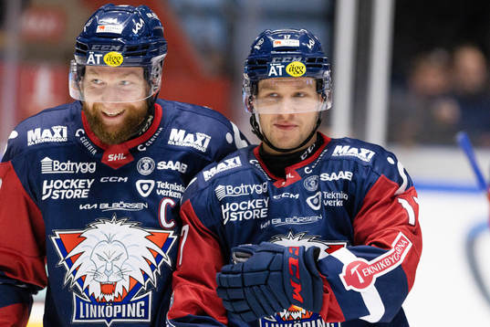 Linköpings Jonas Junland och Sebastian Strandberg jublar