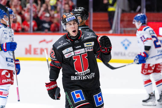 Örebros Robert Leino jublar