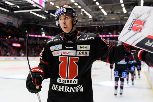 Örebros Robert Leino jublar