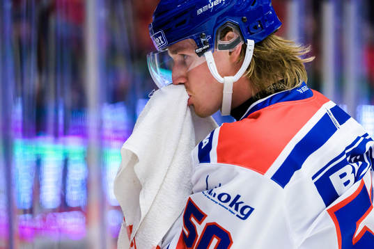 Oskarshamns Juuso Riikola går av isen