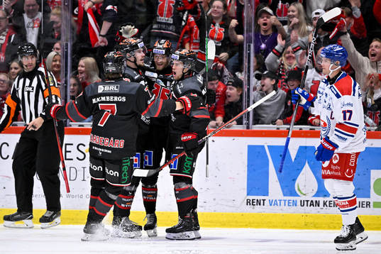 Örebros spelare jublar med Emil Larsson