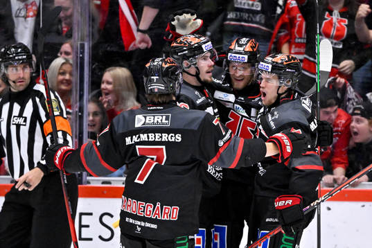 Örebros spelare jublar med Emil Larsson