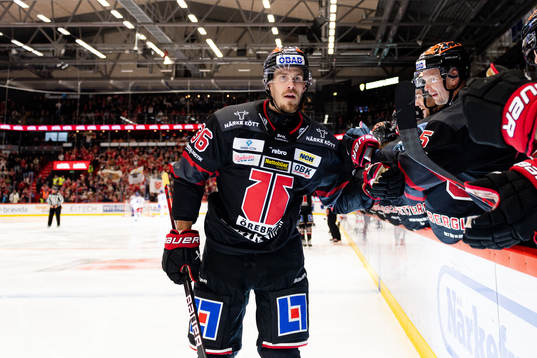 Örebros Emil Larsson jublar