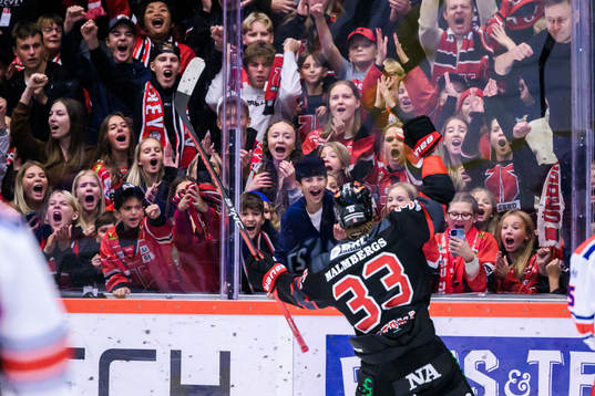 Örebros Emil Larsson jublar