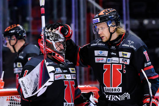 Örebros målvakt Jhonas Enroth och Rodrigo Abols jublar