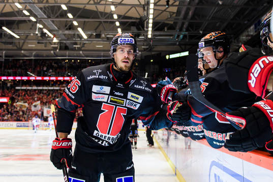 Örebros Emil Larsson jublar