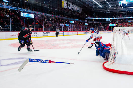 Örebros Petrus Palmu och Oskarshamns målvakt Tim Juel