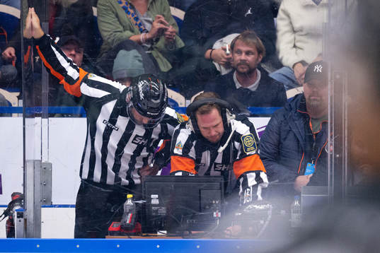 Domare Marcus Linde och Johan Magnusson med en