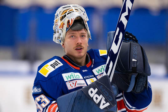 Växjös målvakt Emil Larmi jublar