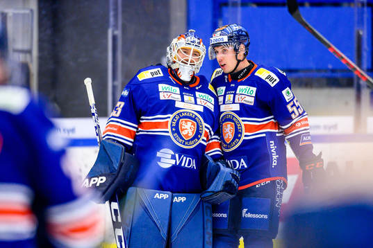 Växjös målvakt Emil Larmi och Miika Koivisto jublar